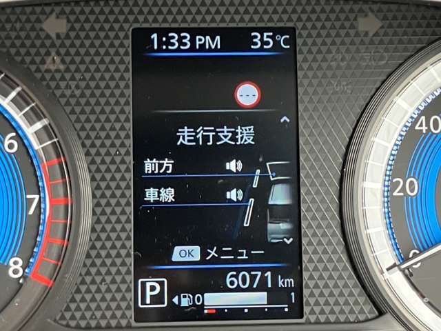 スピードメーター上に運転をサポートする様々な情報を表示してくれます。走行距離は約6070キロです。
