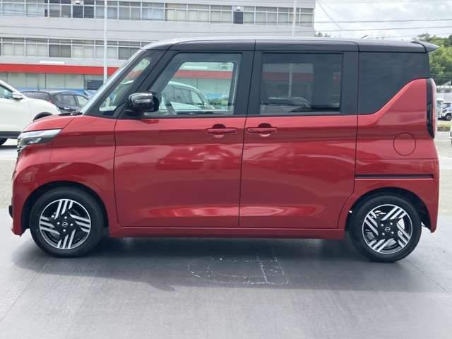 左側オートスライドドア付きです。リモコンや車内からでも開閉操作は可能です。