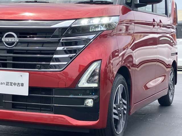 LEDヘッドライト＆フォグランプ、ハロゲンランプと比べると白く自然に近い明るさで、ライトの照射角も調整できるため、視認性が高くなります。