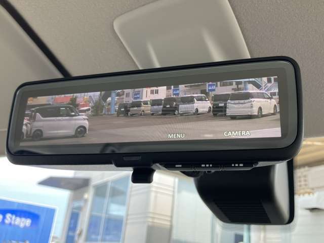 インテリジェント ルームミラー、車両後方のカメラ映像をミラー面に映し出すので、車内の状況や、天候などに影響されずいつでもクリアな後方視界が得られます。
