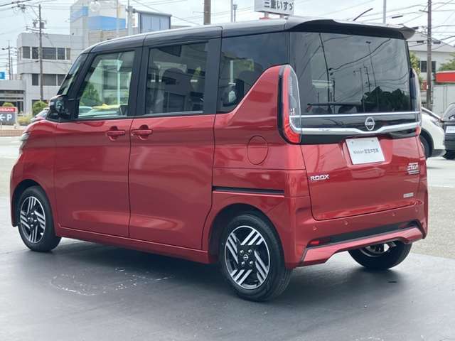 車線逸脱警報、車両が車線をはみ出す可能性がある場合に警報音と警告表示でドライバーに知らせてくれます。