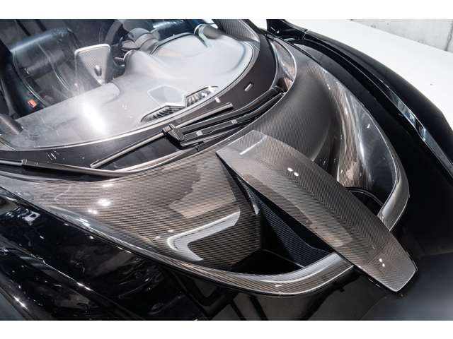 フロントエアロエグジッドは車両の空力性能を最適化するための重要な要素です。空気の流れを制御し、車両のダウンフォースと冷却性能を向上させます。