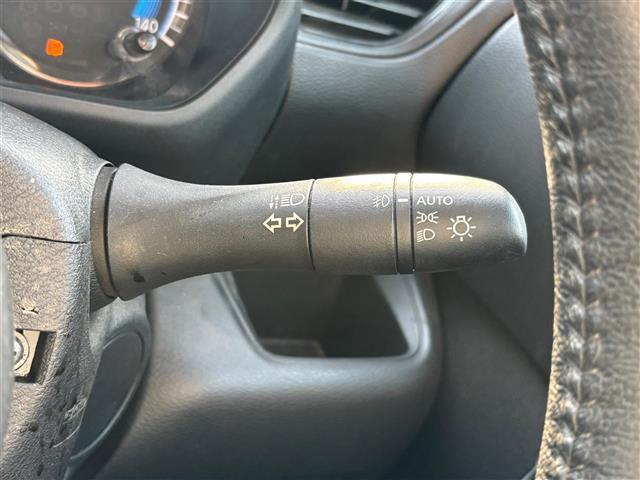 【オートライト（AUTO）】外の明るさをシステムが感知して、自動でヘッドライトが点灯します！ヘッドライトをつけ忘れを防ぐ便利機能です。