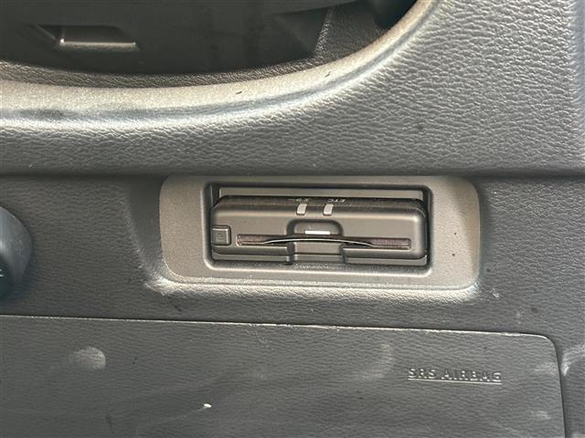 【ETC】有料道路を利用する際に料金所で停止することなく通過できる、ETC車載器（ノンストップ自動料金収受システム機器）が装備されています。セットアップを行うことで利用可能になります。