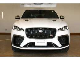 革新的なコンセプトカー、ジャガーのパフォーマンスSUV「Fペイス」が入庫いたしました！5人の乗員と大容量のラゲッジルームを確保するなど、日常使いができる実用性で大人気です！