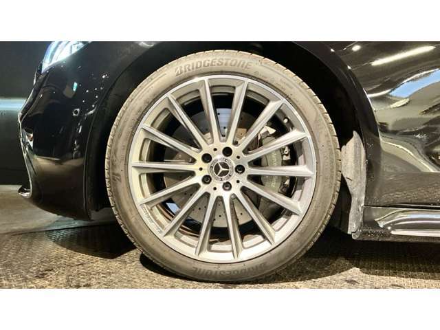 『メルセデス・ケア』が継承されるお車は、車両本体の保証にプラスして、エンジンオイルやワイパーブレード等の消耗部品に関しましても、交換時期に達している場合は無償交換させて頂きます。