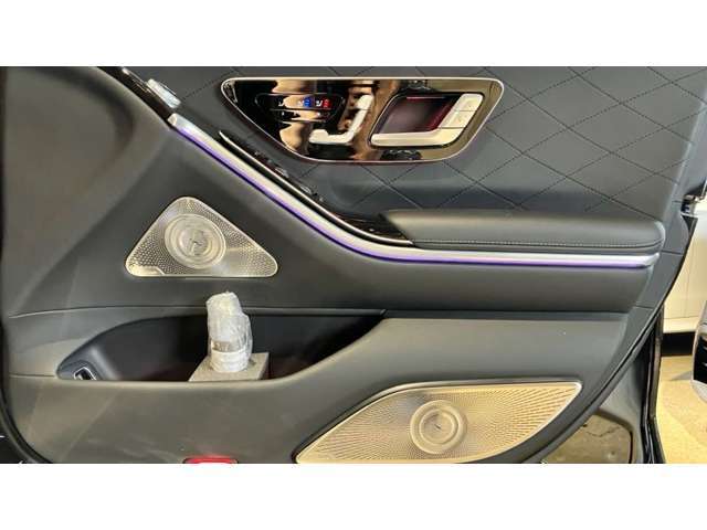 ドアハンドルには握りやすいグリップ形状が採用されています。万一の事故の際など、車内に残された乗員を救出する為、外部からドアを開けやすいようになっています。