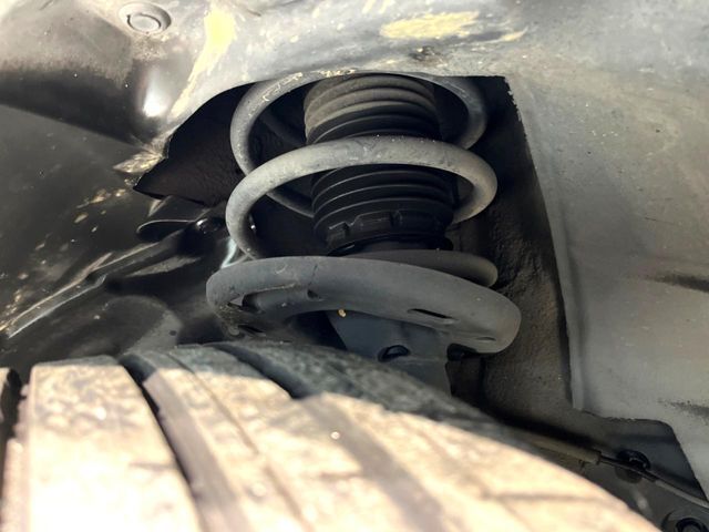お車を安心してお乗りいただく為には、足回りの定期点検が欠かせません。サービスサポート（有償保証）では無料点検もご提供しており、安心のカーライフをお過ごしいただけるサポート体制が整っています。