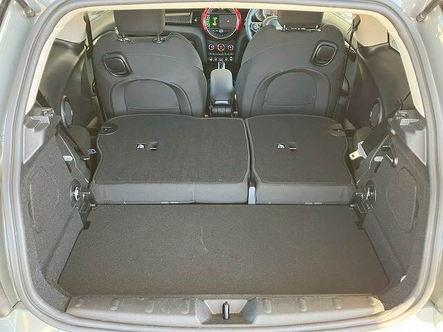 リアゲート内は広々使えます。シートアレンジ次第で遊び・通勤・送り迎え・買い物と自由が広がります！！