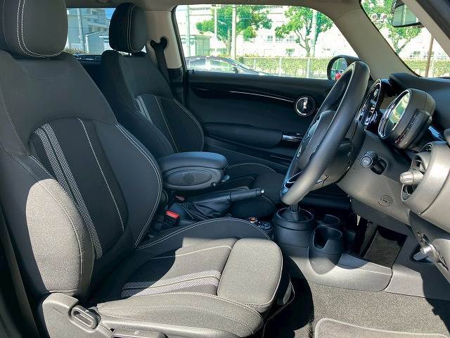 車内もキレイで嫌な臭いもありません！ご納車後の臭いが付きにくくなる「空気触媒コーティング」もご用意しております。愛車を大切に乗って頂く、お子様がいらっしゃるお客様にご好評いただいております。