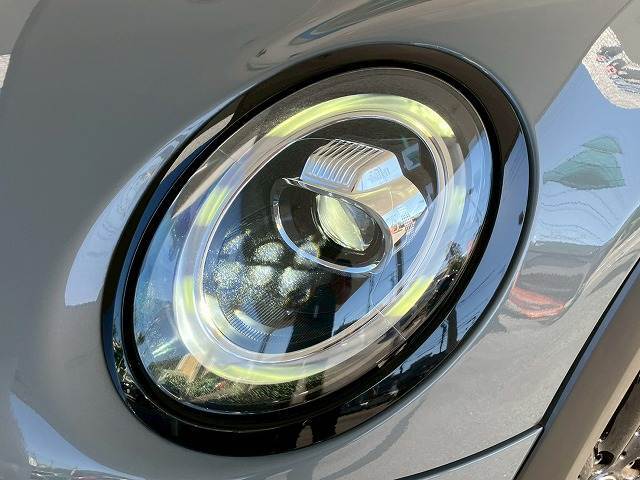 先進のLEDヘッドライトを装備。視認性と明るさが向上しより、安全運転をお楽しみいただけます。