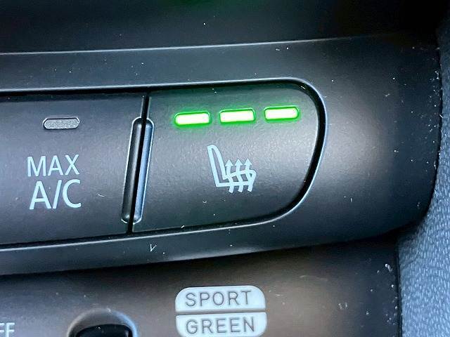 冬場に便利なシートヒーターが装備。より快適な社内空間を楽しんでいただけます！