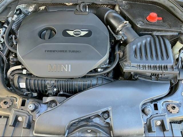 有償の修理保証「GS　WARRANTY」　をご用意。初年度登録13年未満10万km以下の輸入車まで加入でき、保証範囲も広く、輸入車238種類，無料ロードサービスも付いています。