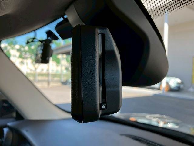 MINI純正のミラー一体型ETCが装備されております！ETC2.0対応で高速道路と自動車がリアルタイムで情報連携し、渋滞迂回ルートや安全運転をサポート！便利で快適なドライブを手助けします！
