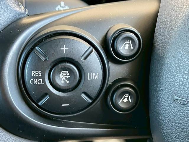 アクティブ・　クルーズ・コントロールが装備されております！希望速度を設定しておくと、車両は自動的にその速度を保ち、前方車両が近い場合、許容される範囲で前方車両の速度に自動的に調節！