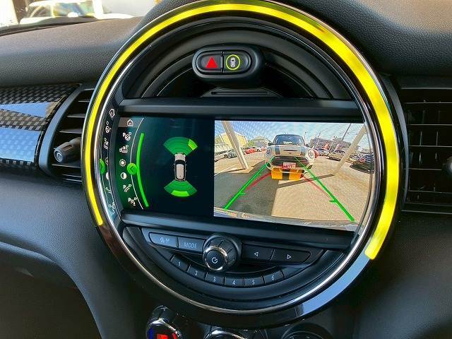 バックカメラ装備。後方確認に役立ち、楽々駐車やバックをしていただけます。