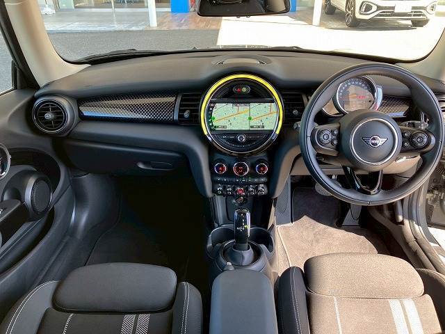 MINIならではのコックピット！！高級感があり、かつシンプルなデザインが飽きがこないとご好評いただいております。スイッチ一つ一つにも「こだわり」とセンスを感じます。