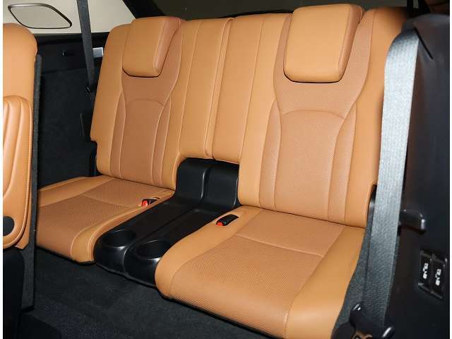 本革シート。高級感ある内装で運転をより快適にします。