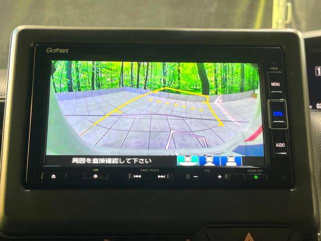 【バックカメラ】駐車時に後方がリアルタイム映像で確認できます。大型商業施設や立体駐車場での駐車時や、夜間のバック時に大活躍！運転スキルに関わらず、今や必須となった装備のひとつです！
