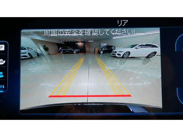 【バックカメラ】リバースに連動して車両後方の映像をディスプレイに表示します。歪みの少ないカメラと、鮮明な画像で後退時の運転操作をサポートします。