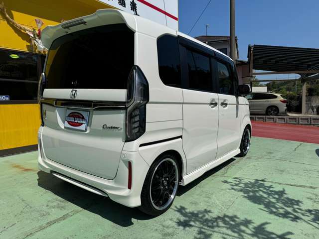 車道楽では、納車前にガラス系ボディーコーティング（1年保証付きクリスタルキーパー・施工証明書付き）を施工しますので、洗車が水洗いで楽々です！さらにヘッドライトコーティングもサービス！