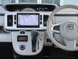 すっきりした運転席周りにはナビやエアコンの操作パネルを設置しておりますので、お一人での運転でもご安心できます。