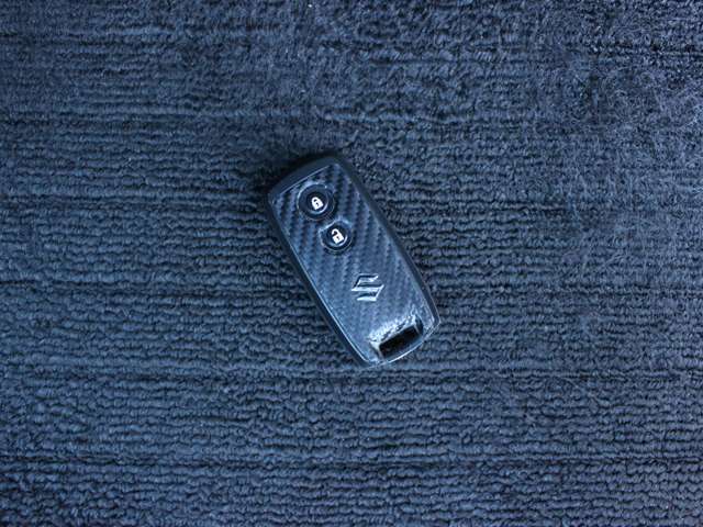 【スマートキー】カバンやポケットに入れたままでもドアの施錠・解錠が可能なスマートキーを装備。エンジンのオン・オフ時もカギを取り出す必要が無いからとっても便利です♪