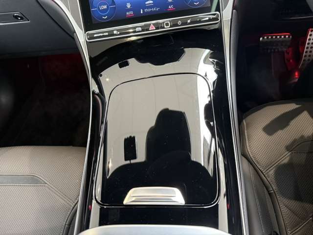 納車前整備は、メルセデスベンツ国際認定メカニックによる最新の検査ライン等の施設が充実した当社工場で入念に行います。メルセデス・ベンツの定める厳しい基準をクリアしたお車のみをご案内させて頂きます。