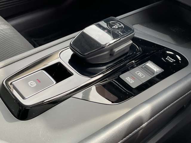 電気の力がもたらす、パワフルで速発進時から最大トルクを生み出す100％モーター駆動の特性により、ワクワクするほどの力強くて滑らかな加速性能を実現します。