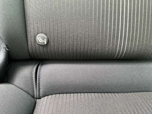 シートベルトを使わずチャイルドシートとクルマの固定金具を連結するだけのカンタンでガッチリ固定できるISOFIXがございます