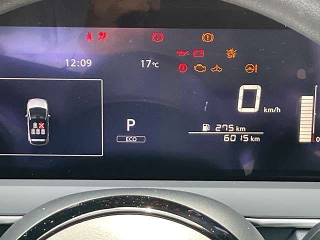 視認性の良いベジタルメーターパネル、左側デジタル部分で車両設定など確認出来ます。