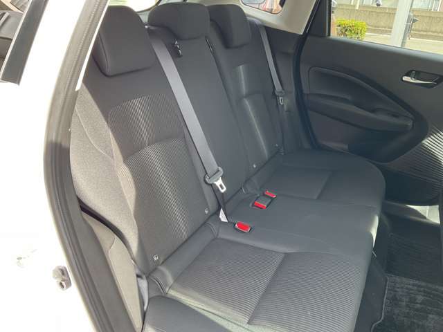 コンパクトでも車内広々。頭上空間も広く快適にお過ごしいただけます。後席足元空間も十分な広さを確保しております。座面も厚く快適です。