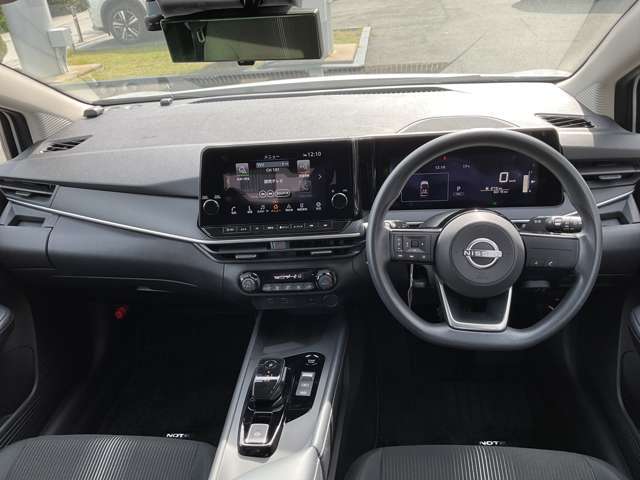 運転席からの視界が広く、隅々まではっきり見渡せます☆小物入れも多くスッキリした運転席廻り