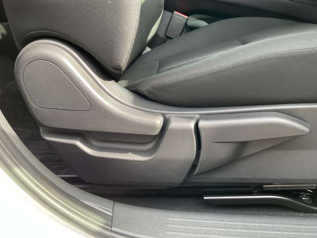 運転席シートリフター（ラチェット式）で、座面の高さも上下に動き、体格にあわせて調整ができ広々でゆったり運転できます♪