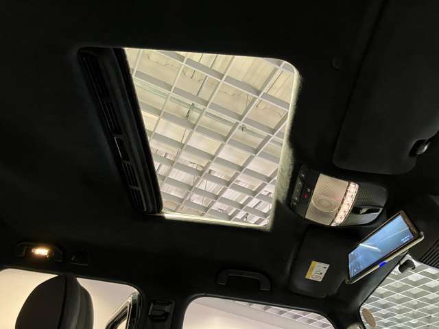 パノラミックルーフで明るい車内と開放感あるドライブをお楽しみいただけます。