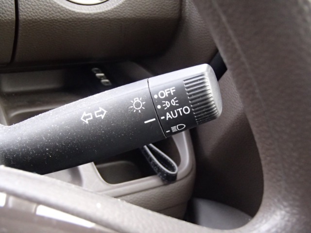オートヘッドライト標準装備です。車外の明るさに応じて自動的にヘッドライトの点灯・消灯をしてくれます。