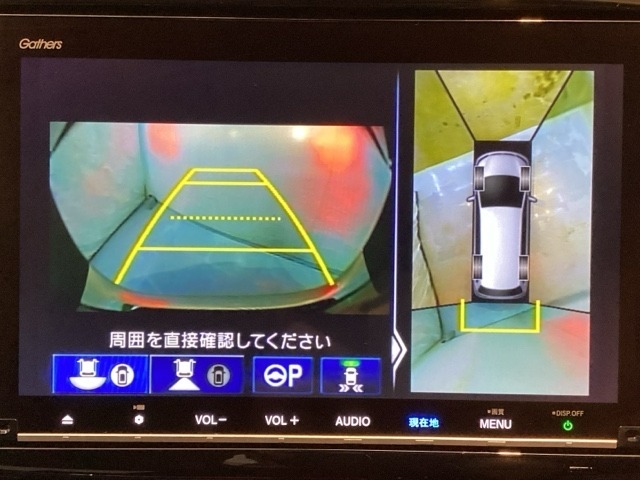 マルチビューカメラシステム搭載車です。お車の周囲を全方位でカバーします。後方・前方・両脇と、コンディションが悪い視界でもカラーモニターに映し出した映像がドライバーをサポートします。