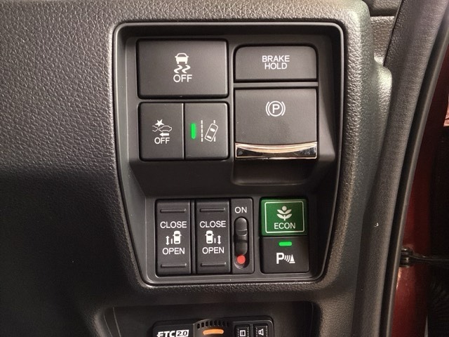 両側電動スライドドアは運転席から操作ができるよう、操作スイッチが付いています。Hondaセンシング用のVSA解除とレーンキープアシストシステムなどのメインスイッチも装備しています。