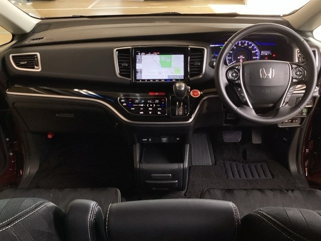 車内は光触媒抗菌消臭施工済です。インパネ周りはスタイリッシュなデザインで機能や装備も充実しています。グローブボックスやカップホルダーのほかにトレーなどたくさんの収納スペースが付いています。