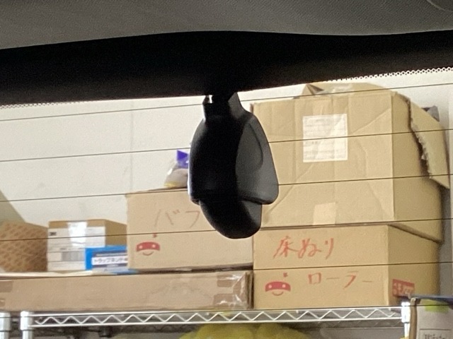 後方にもドライブレコーダーのカメラが付いています。前後両方でお車の周りを監視・記録いたします。