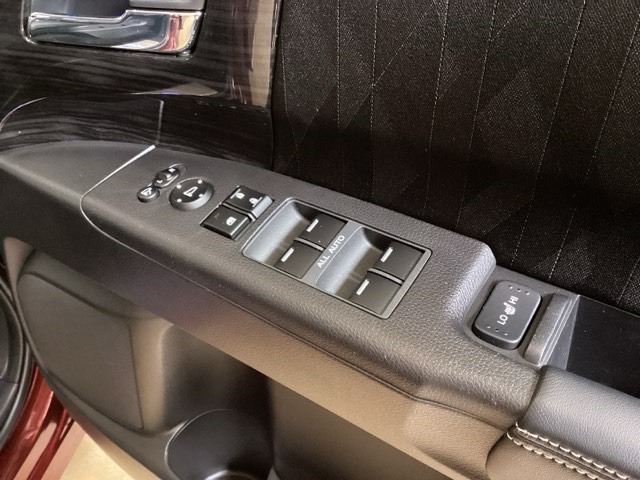 ハンドルの右側に電動格納付きパワーミラーやパワーウインドウの操作スイッチのほか、2段階の温度調節の付いたシートヒーターも備えています。