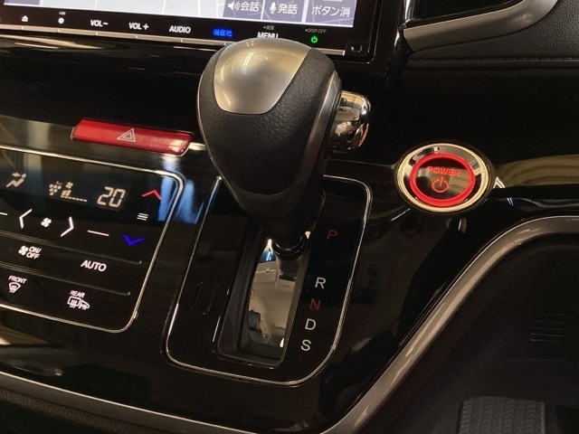 CVT車のセレクトレバーです。低速から高速まで、変速ショックのないスムーズな走りを実現するとともに、エンジン効率のよい領域を維持することで燃費にも貢献します。