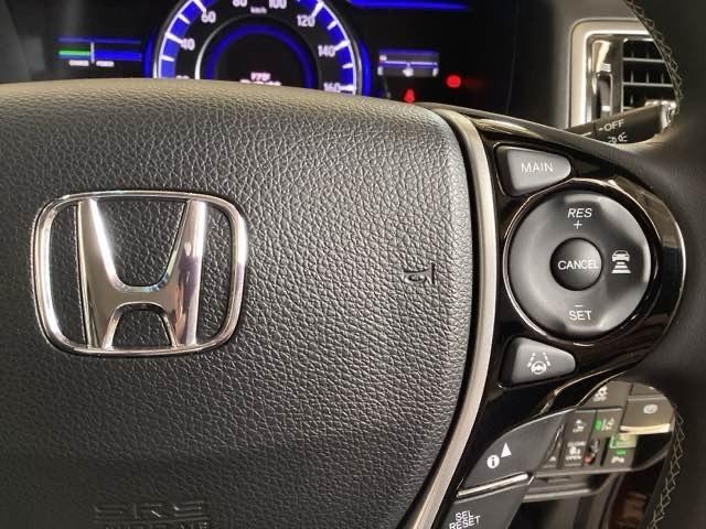 ハンドルにHondaセンシング系のクルーズコントロールやレーンキープアシストなどの操作スイッチが装備されています。ハンドルから手を離さず安全に操作できます。