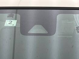 【スマートアシスト】走行中に前方の車両等を認識し、衝突しそうな時は警報とブレーキで衝突回避と被害軽減をアシスト。より安全にドライブをお楽しみいただけます。