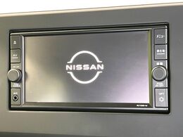 【純正ナビ】人気の純正ナビを装備しております。ナビの使いやすさはもちろん、オーディオ機能も充実！キャンプや旅行はもちろん、通勤や買い物など普段のドライブも楽しくなるはず♪