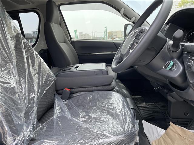 【運転席】座り心地が良いシートなので長時間の運転でも快適にお過ごしいただけます。新品のフロアマットのご注文も可能です。掲載箇所以外にご希望の写真がございましたらお気軽にお問い合わせ下さい。