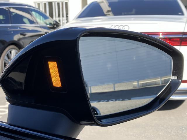 ●アウディサイドアシスト『後方の死角を並走する車両を検知しドアミラーの内側のLEDが点灯。ドライバーに注意を促し事故を未然に防ぐシステムです。』
