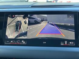 ●サラウンドビューカメラ『車両の4つのカメラから得た映像を合成し、上空から眺めているような映像をモニターに映し出します。車両周辺の歩行者や障害物などの発見に役立ちます。』