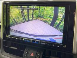【バックカメラ】駐車時に後方がリアルタイム映像で確認できます。大型商業施設や立体駐車場での駐車時や、夜間のバック時に大活躍！運転スキルに関わらず、今や必須となった装備のひとつです！