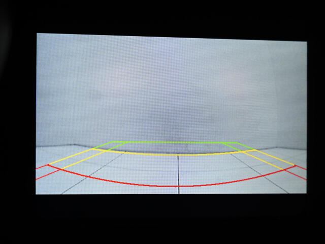 純正バックカメラを装備しています。輪止めがある駐車場などでも安心して後退ができます。また、パーキングセンサーも装備しておりますので、駐車時における見えない障害物も音で知らせてくれます。